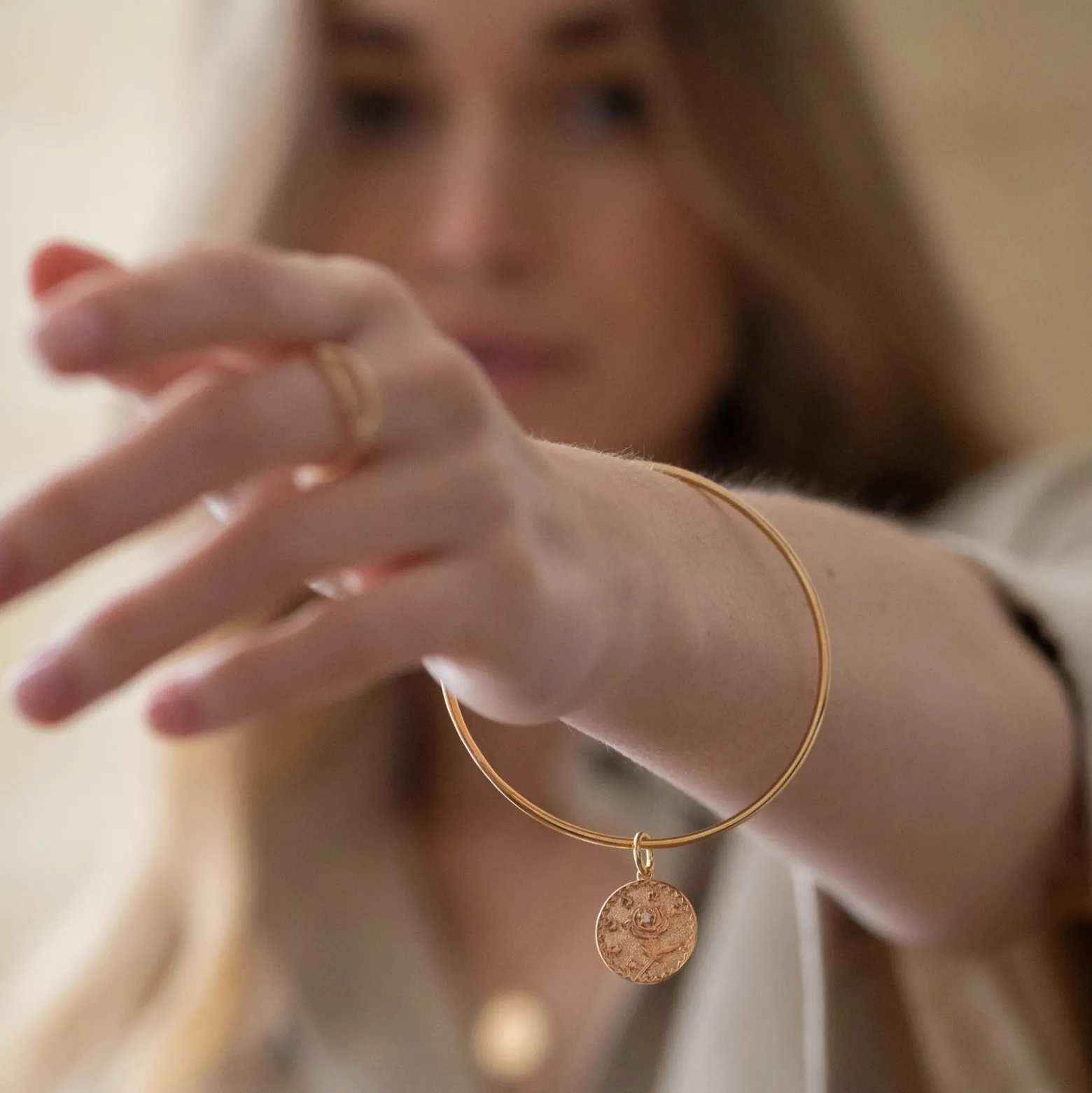 Bracelet personnalisé jonc plaqué or médaille gravée texturée rose scintillante 19 mm