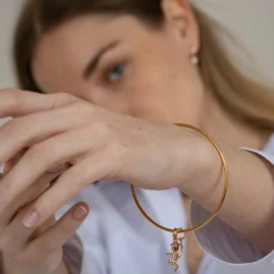 Bracelet personnalisé jonc plaqué or médaille gravée 10 mm et breloque rose 19 mm