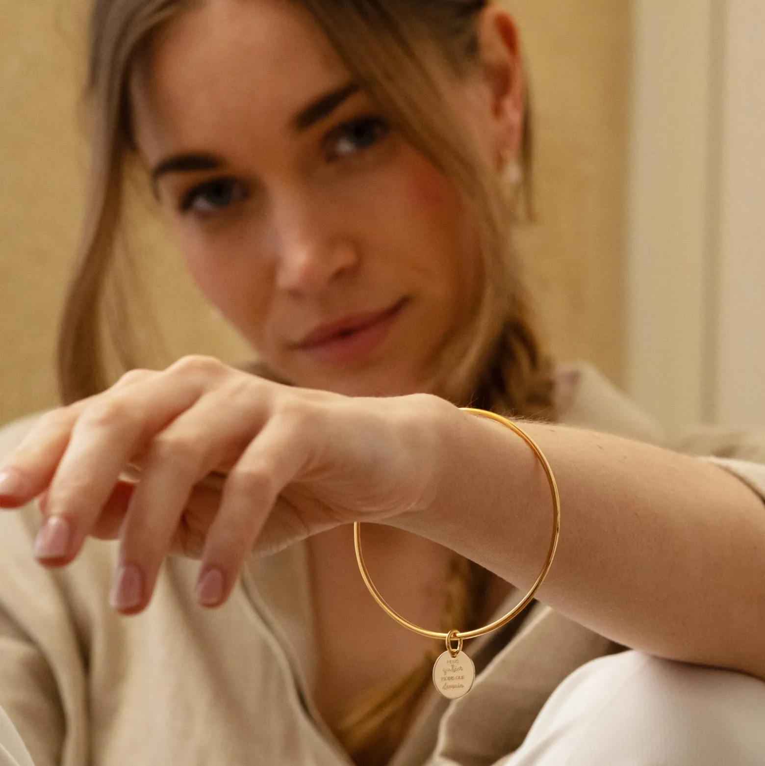 Bracelet personnalisé jonc plaqué or médaille gravée 15 mm
