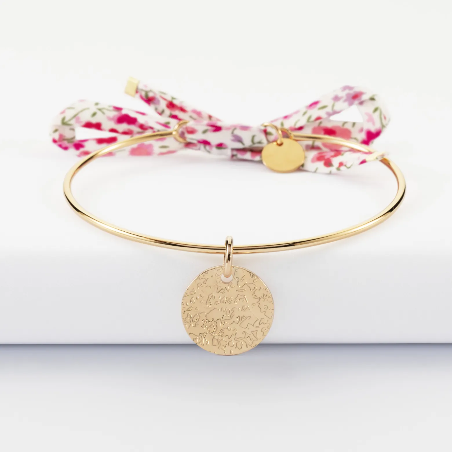 Bracelet personnalisé jonc plaqué or et cordon Liberty médaille martelée gravée 15 mm