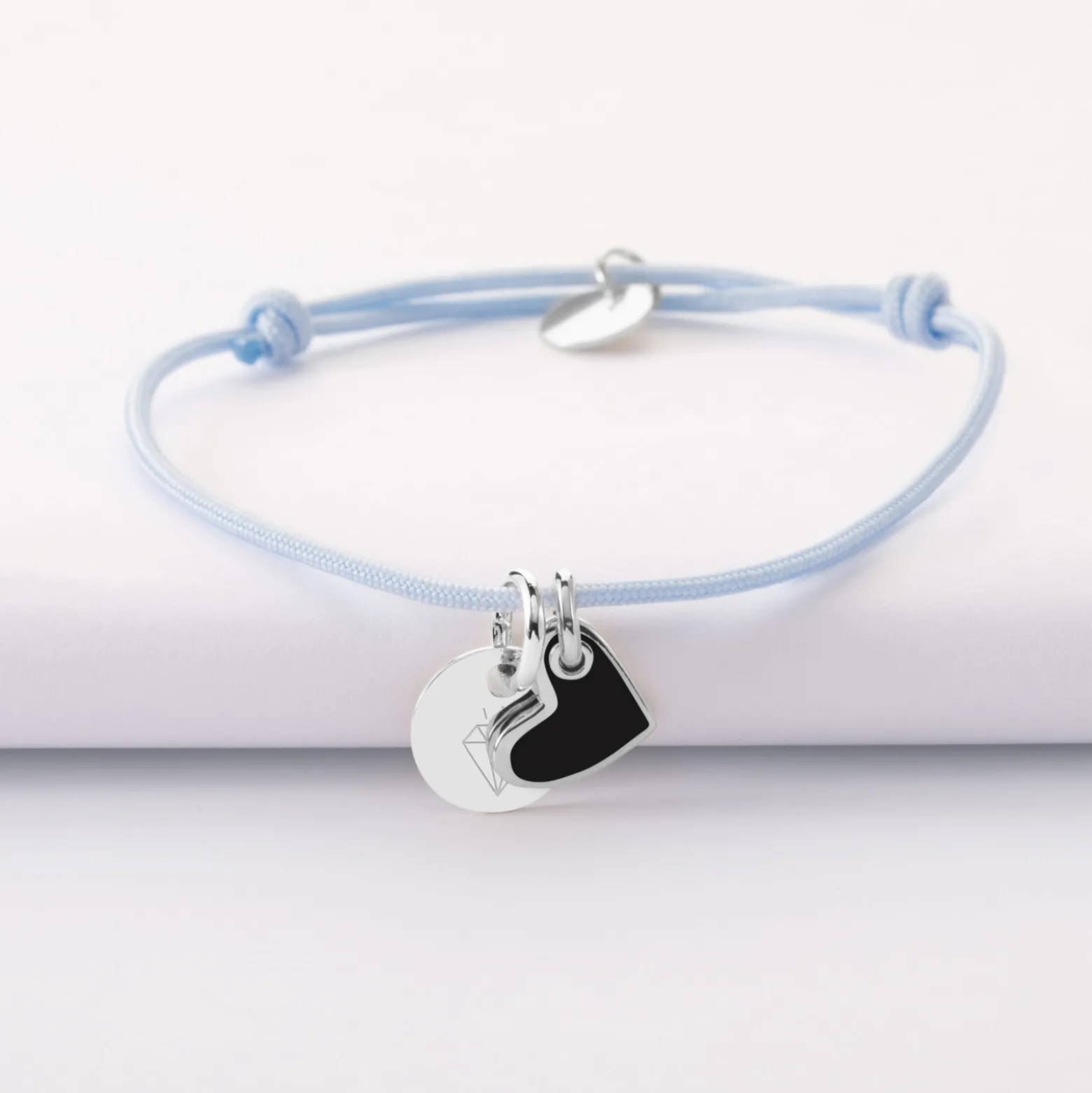 Bracelet personnalisé médaille gravée argent 10 mm et breloque coeur email blanc 10 mm