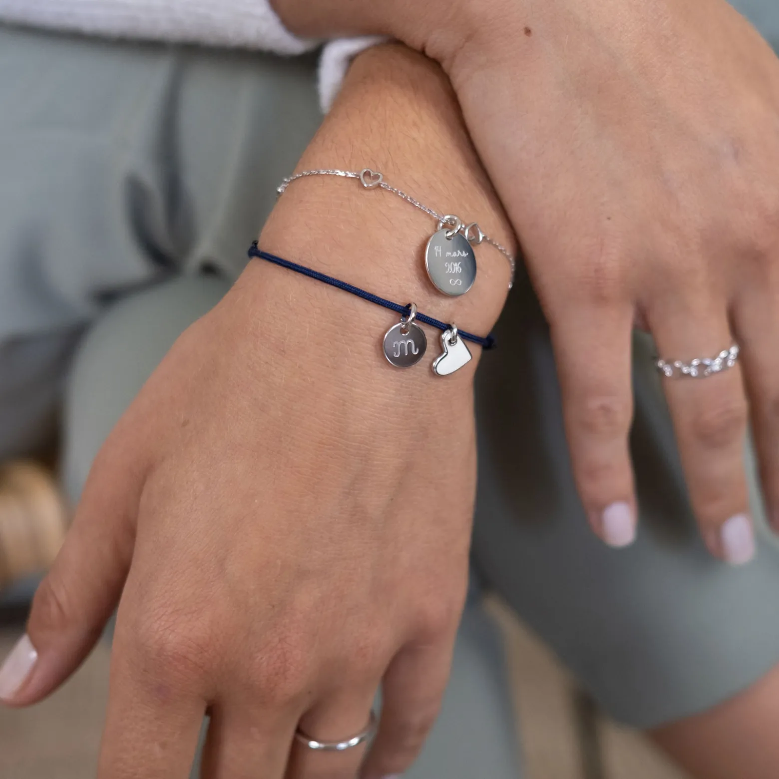 Bracelet personnalisé médaille gravée argent 10 mm et breloque coeur email blanc 10 mm