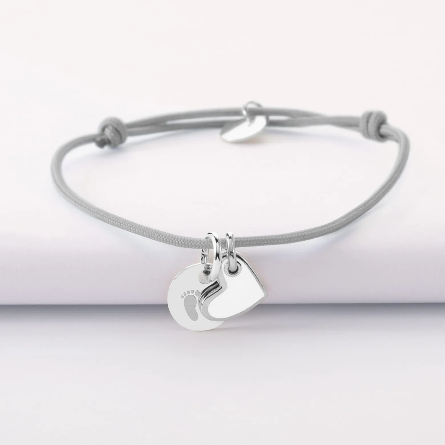 Bracelet personnalisé médaille gravée argent 10 mm et breloque coeur email blanc 10 mm