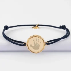 Bracelet personnalisé médaille contour fleur gravée plaqué or 2 trous 18 mm