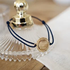 Bracelet personnalisé médaille contour fleur gravée plaqué or 2 trous 18 mm