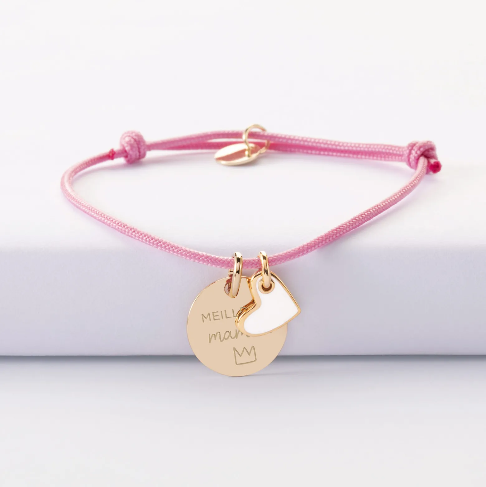 Bracelet personnalisé médaille gravée plaqué or 15 mm et breloque coeur email 10 mm