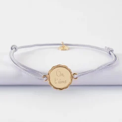 Bracelet personnalisé médaille contour fleur gravée plaqué or 2 trous 15 mm