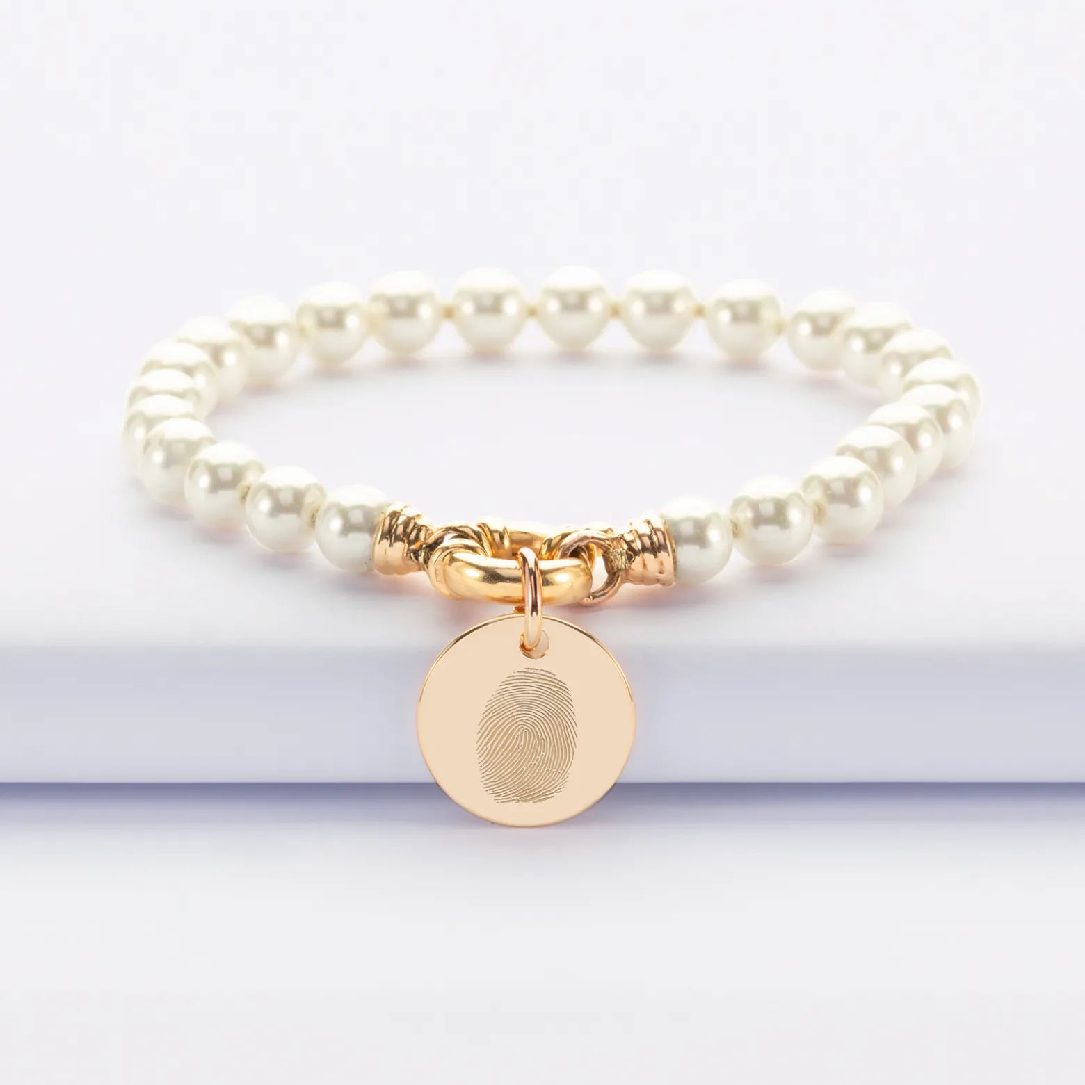 Bracelet personnalisé perles de Majorque fermoir marin médaille gravée plaqué or 15 mm