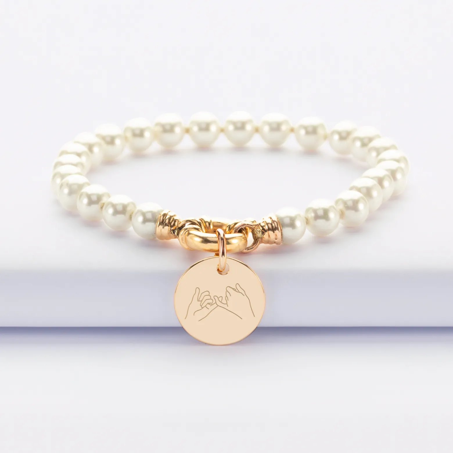 Bracelet personnalisé perles de Majorque fermoir marin médaille gravée plaqué or 15 mm