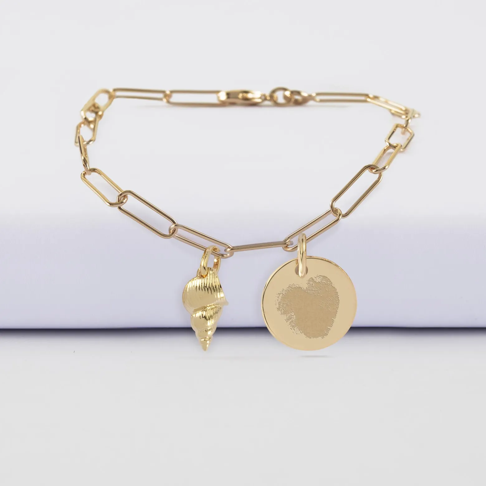 Bracelet personnalisé petites mailles médaille gravée plaqué or 15 mm et breloque(s) summer - à composer