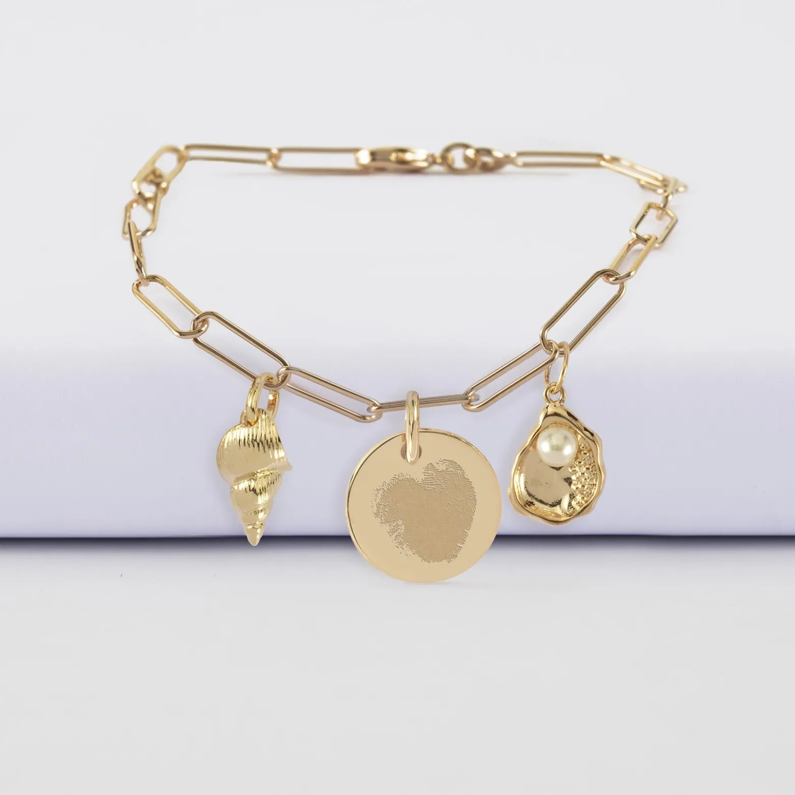 Bracelet personnalisé petites mailles médaille gravée plaqué or 15 mm et breloque(s) summer - à composer