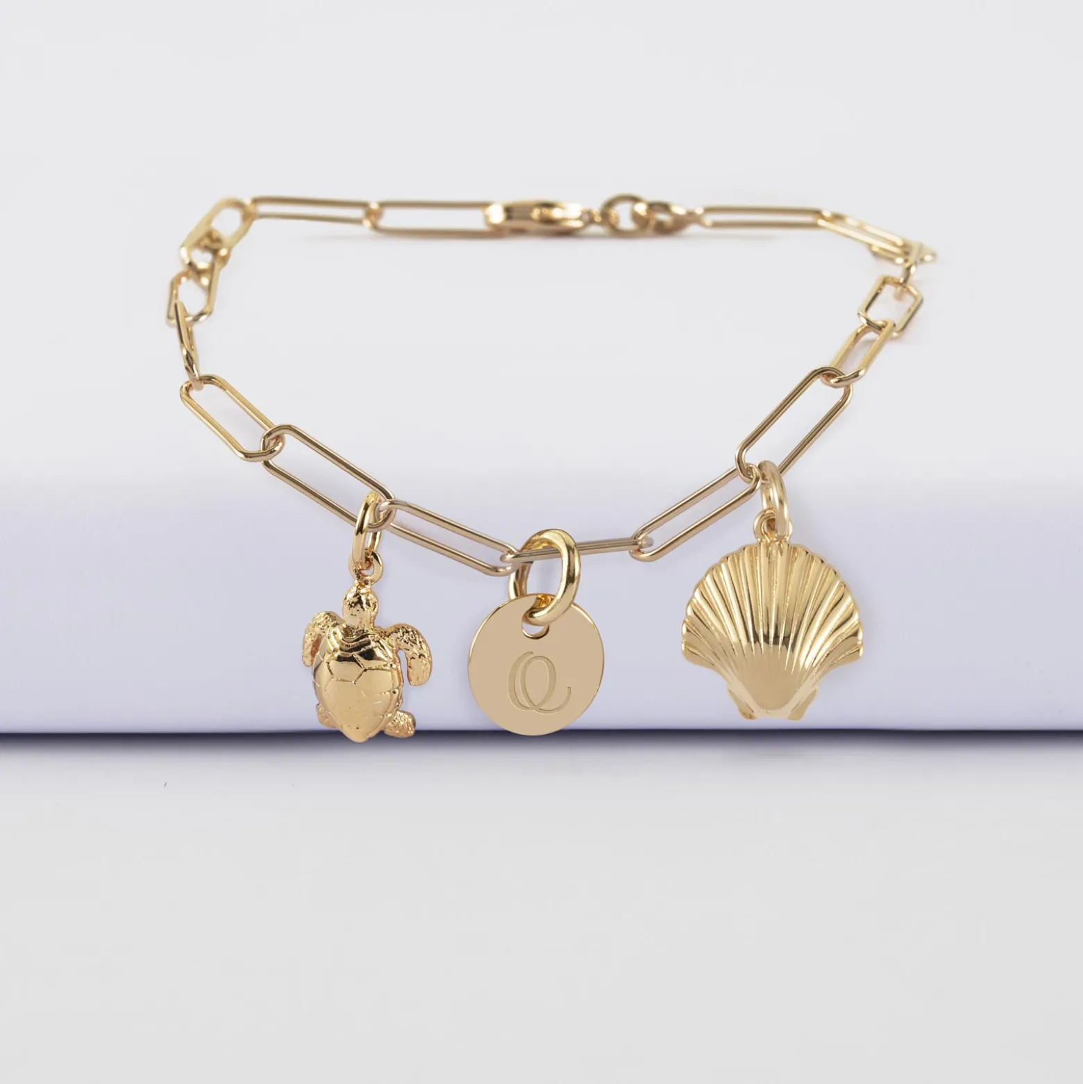 Bracelet personnalisé petites mailles médaille gravée plaqué or 10 mm et breloque(s) summer - à composer