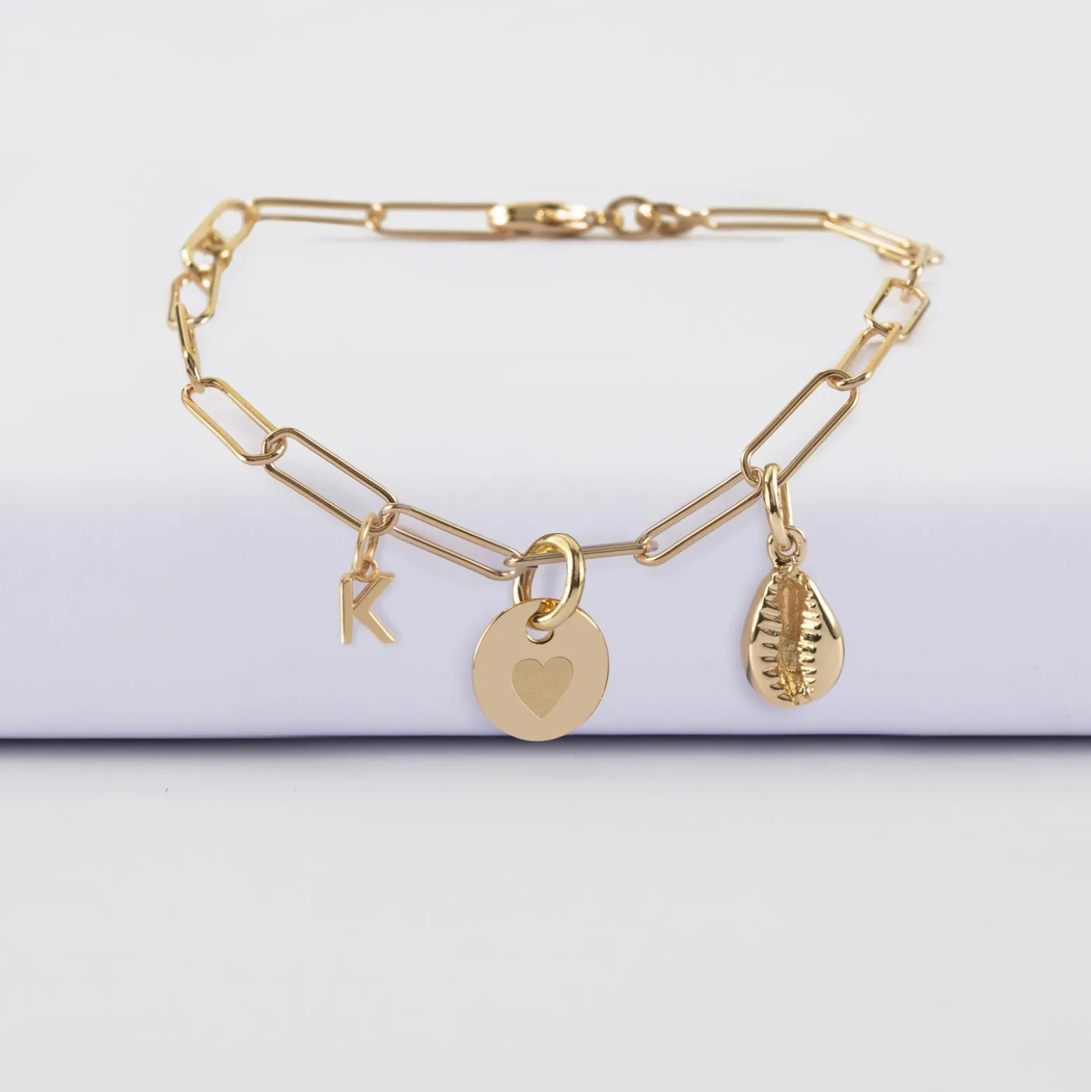 Bracelet personnalisé petites mailles médaille gravée plaqué or 10 mm et breloque(s) summer - à composer