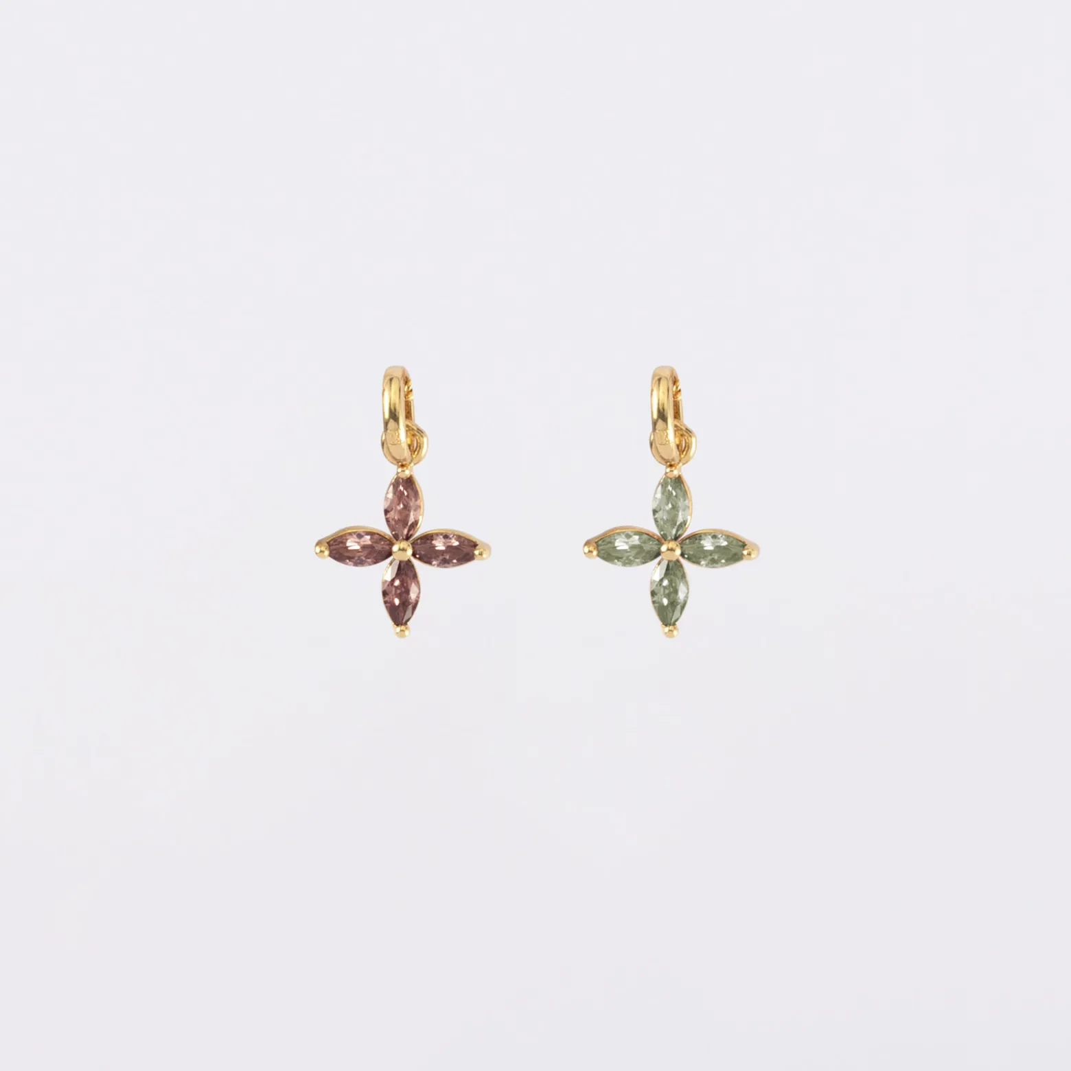 Breloque fleur pétales zircons plaqué or 10 mm