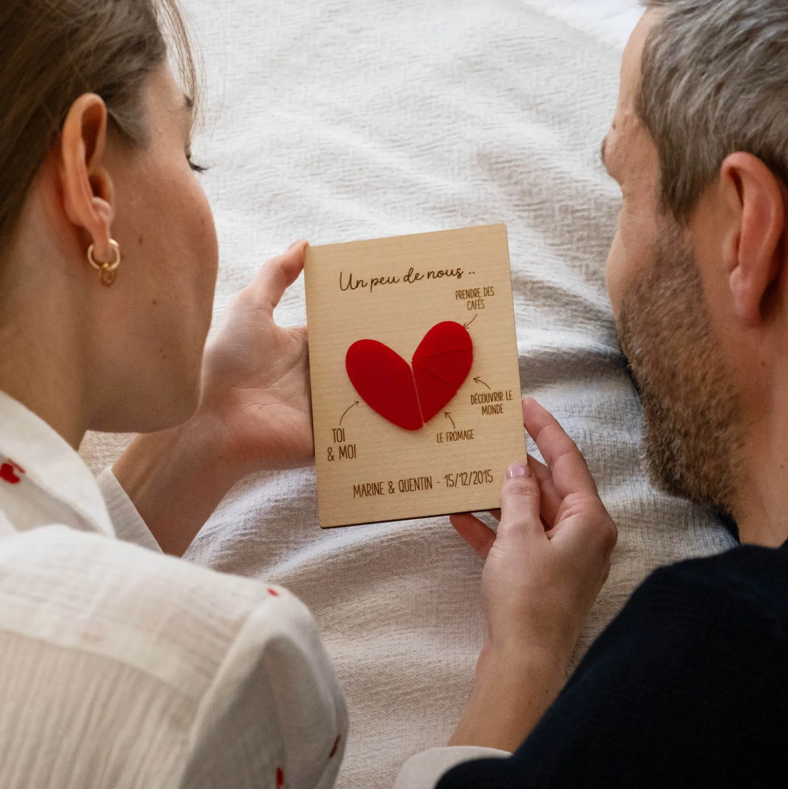 Cadre personnalisé bois gravé 15x10 cm avec support - édition spéciale "Un peu de nous"