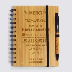 Carnet bambou personnalisé 14,5x18 cm et stylo gravé - Merci Maîtresse