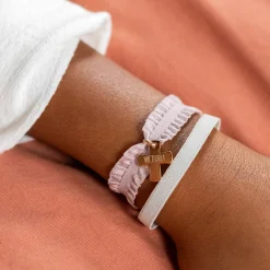 Coffret de bracelets enfant personnalisés cordons élastiques interchangeables médaille gravée plaqué or croix 15x13 mm