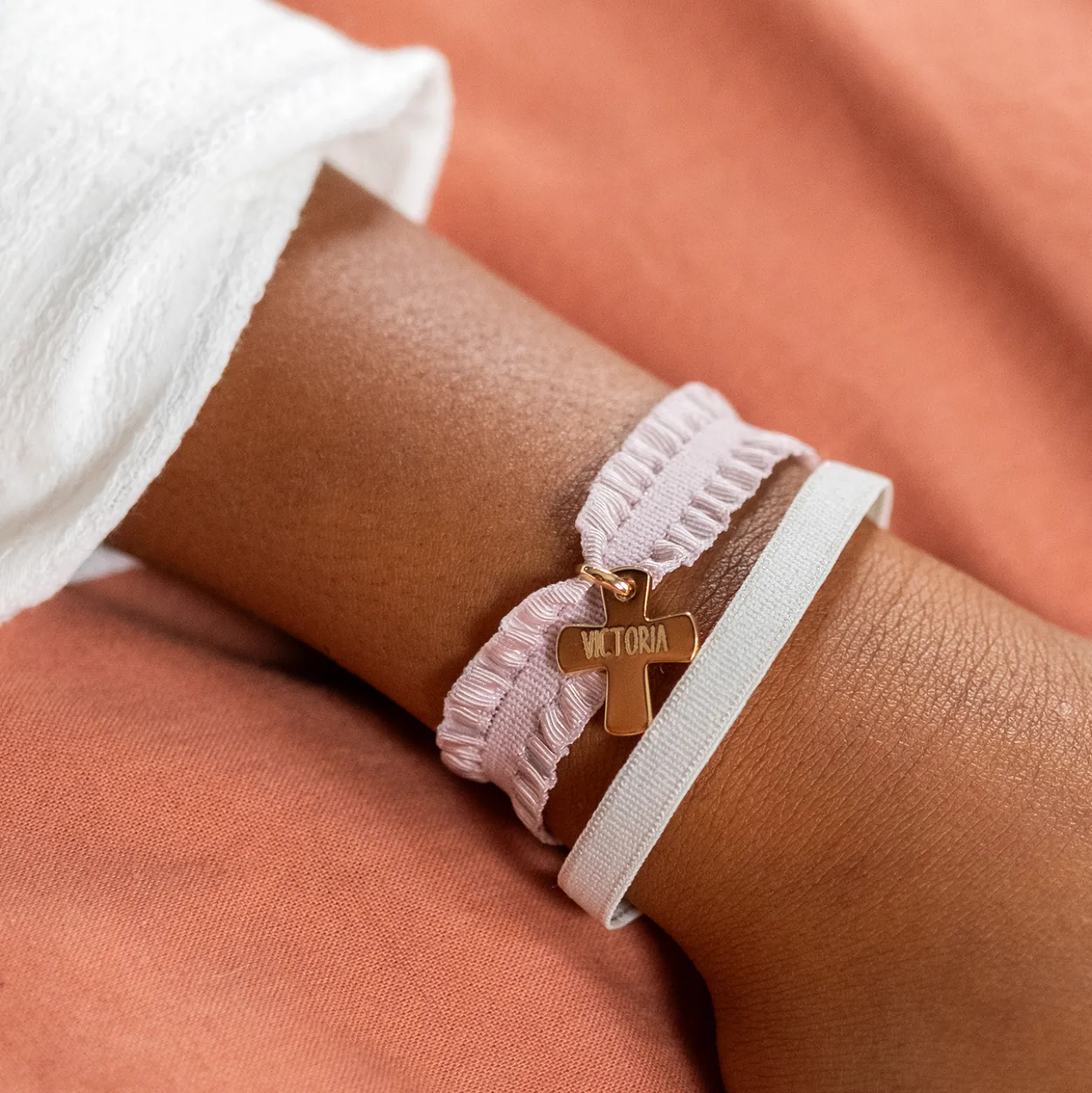 Coffret de bracelets enfant personnalisés cordons élastiques interchangeables médaille gravée plaqué or croix 15x13 mm