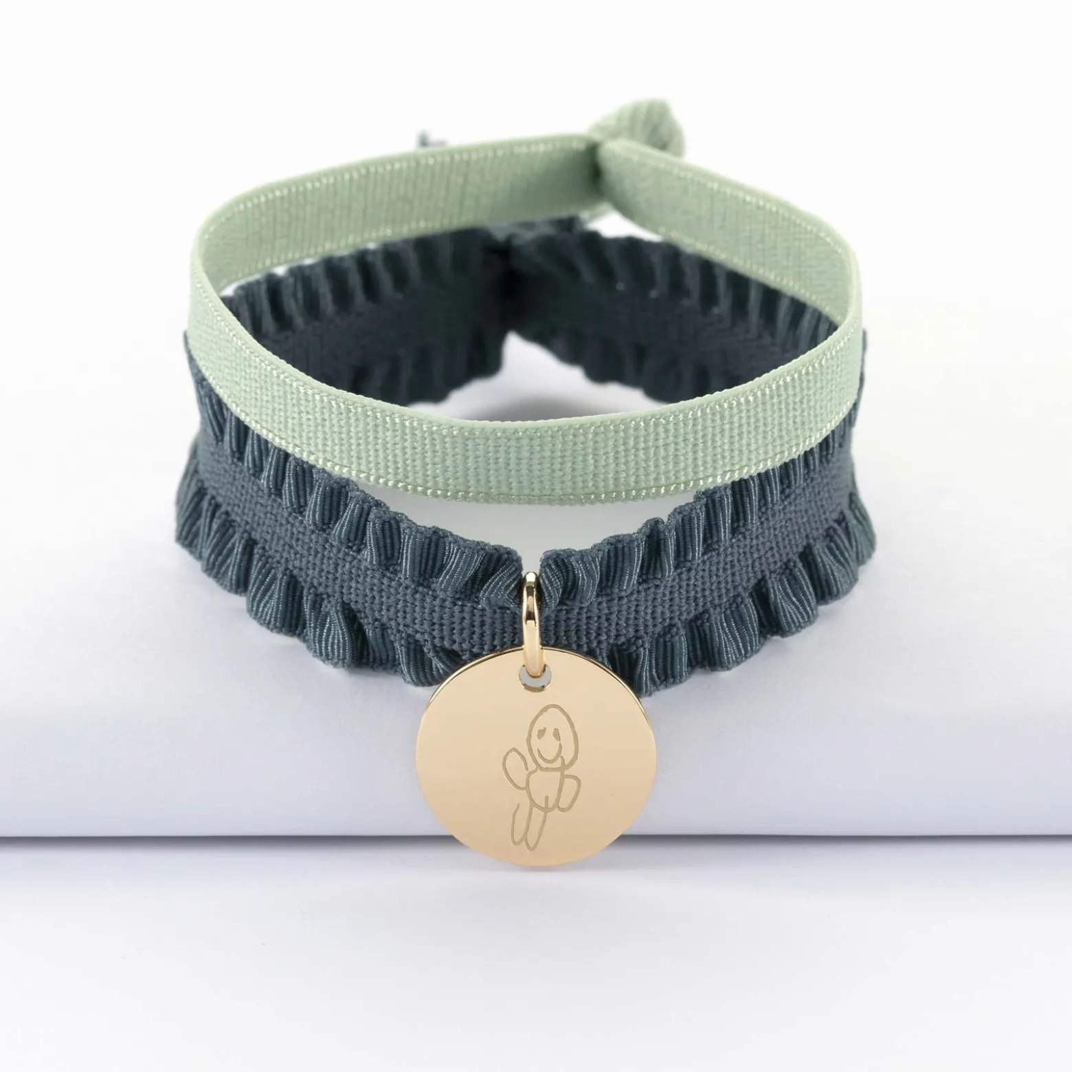 Coffret de bracelets enfant personnalisés cordons élastiques interchangeables médaille gravée plaqué or 15 mm