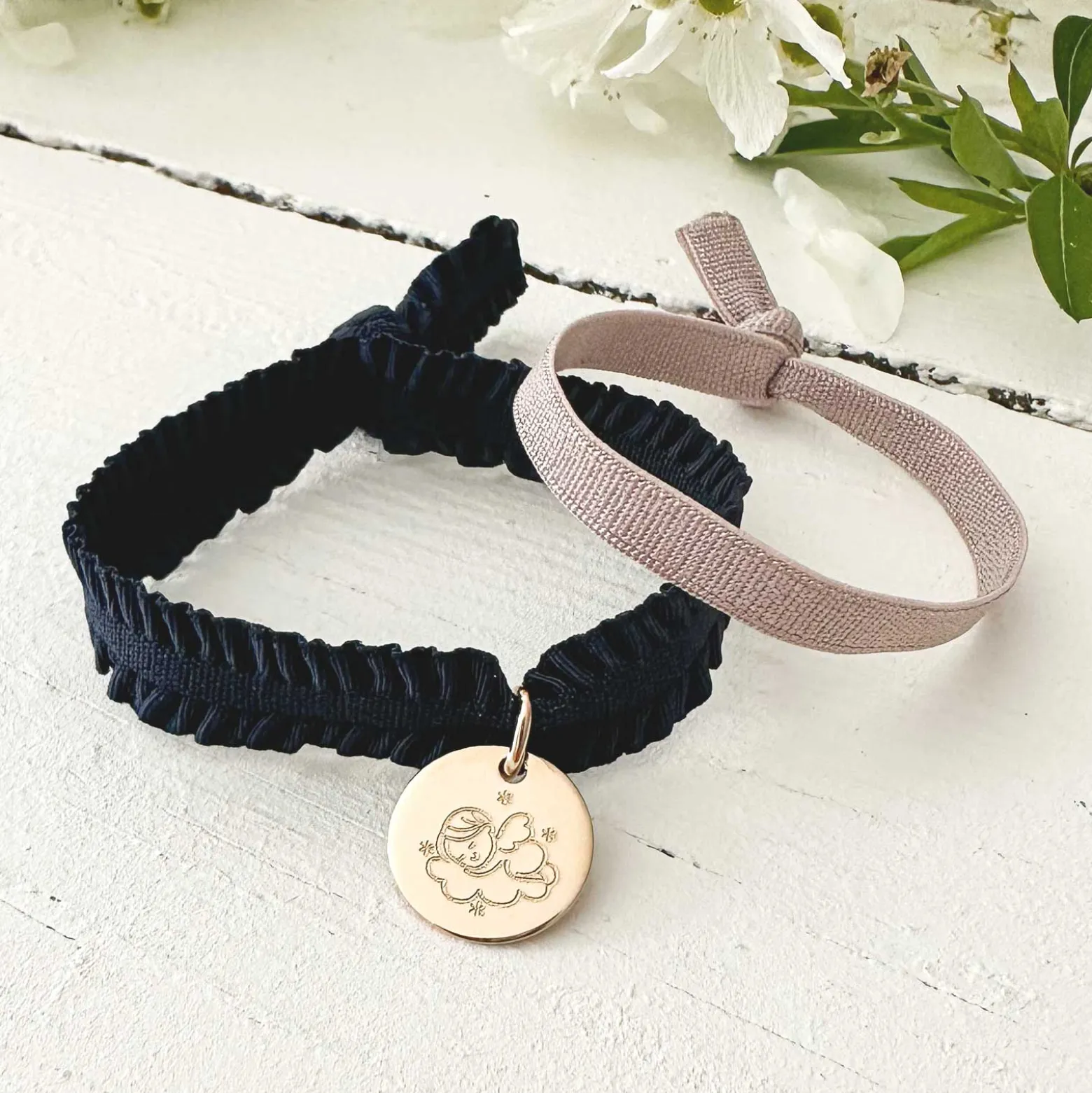 Coffret de bracelets enfant personnalisés cordons élastiques interchangeables médaille gravée plaqué or 15 mm