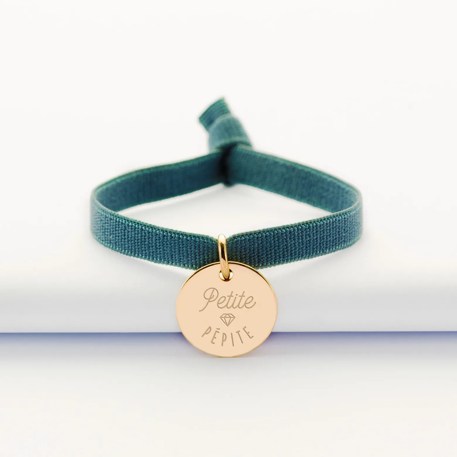 Coffret de bracelets enfant personnalisés cordons élastiques interchangeables médaille gravée plaqué or 15 mm