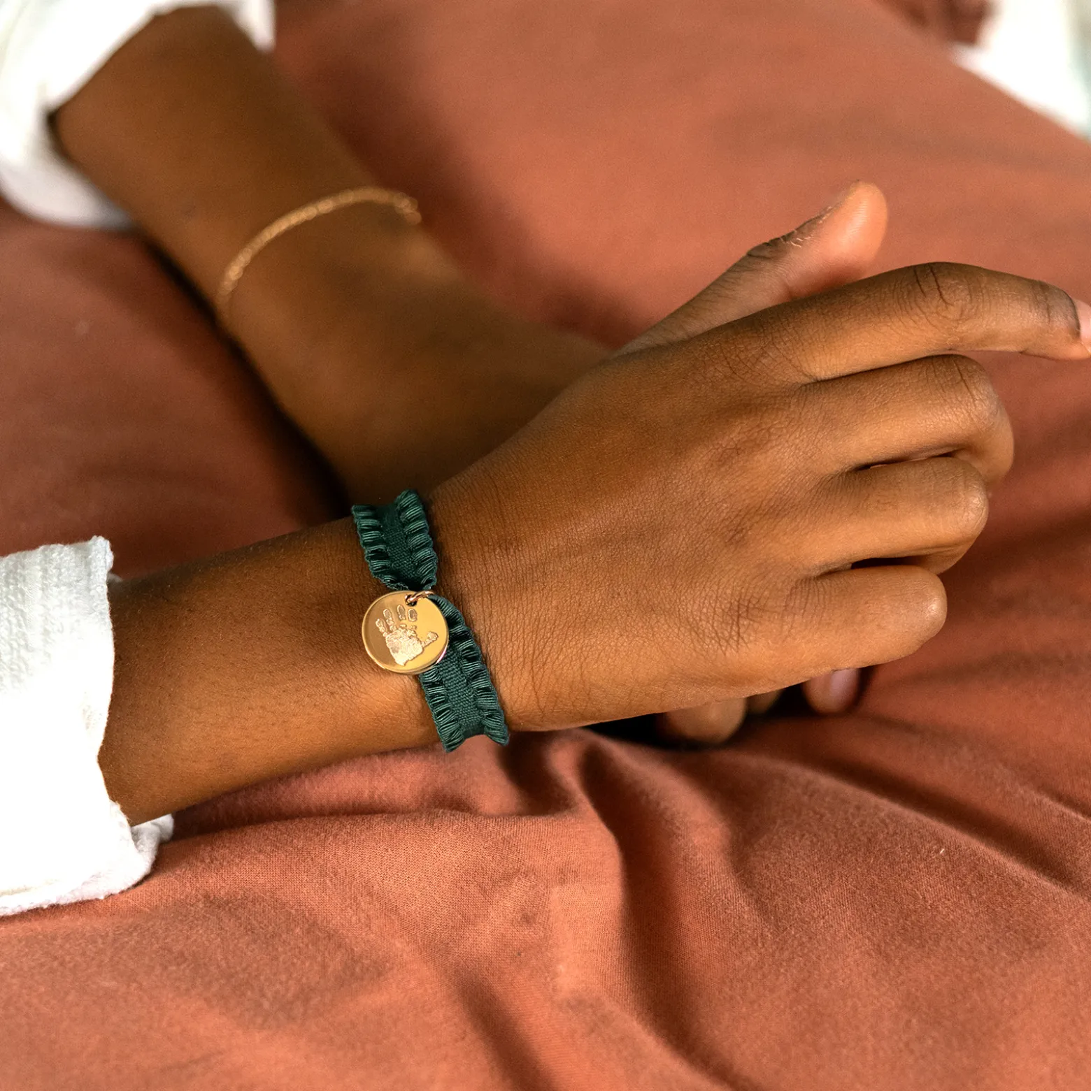 Coffret de bracelets enfant personnalisés cordons élastiques interchangeables médaille gravée plaqué or 15 mm