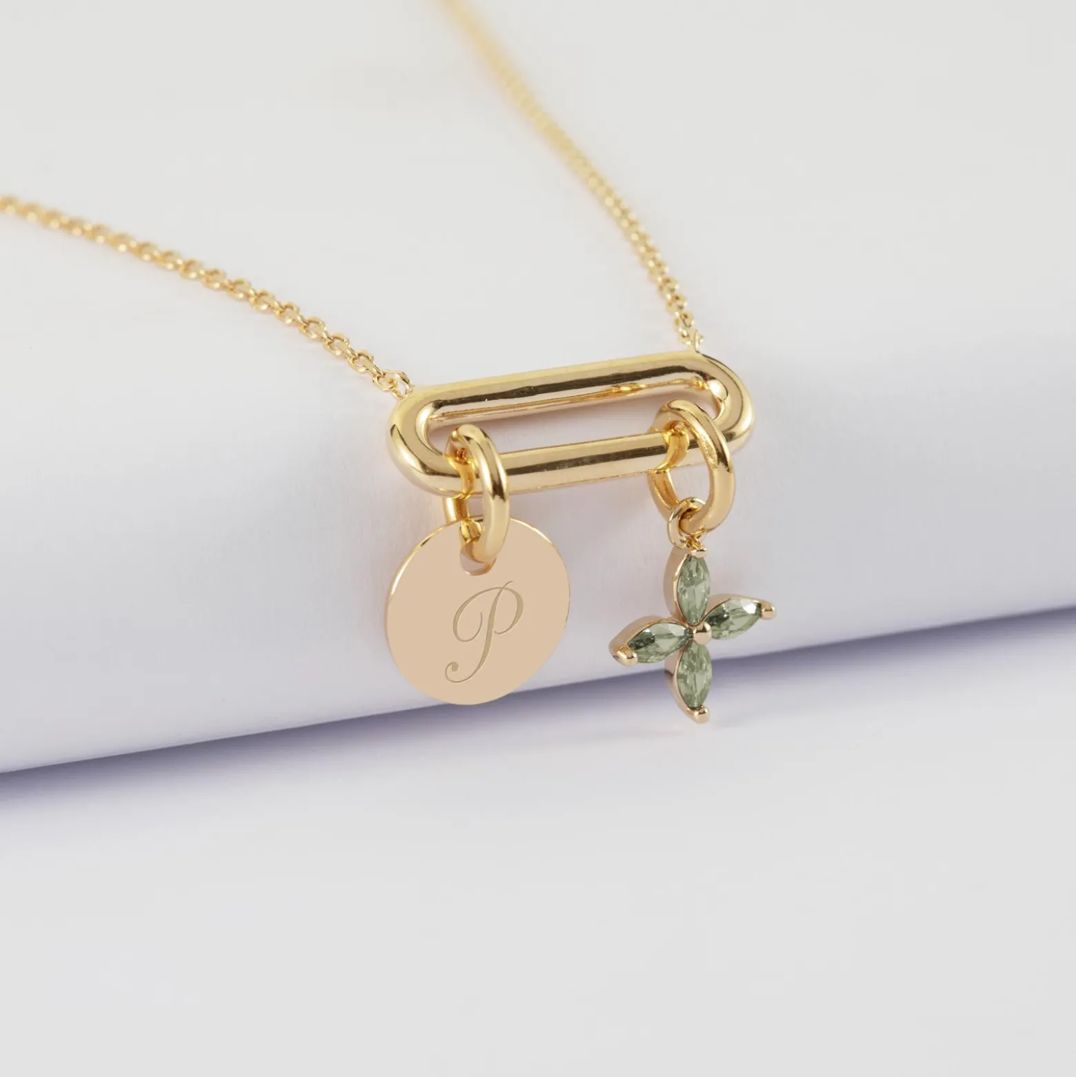 Collier chaîne ovale ouvert personnalisé médaille gravée plaqué or 10 mm et breloque fleur pétales 10 mm