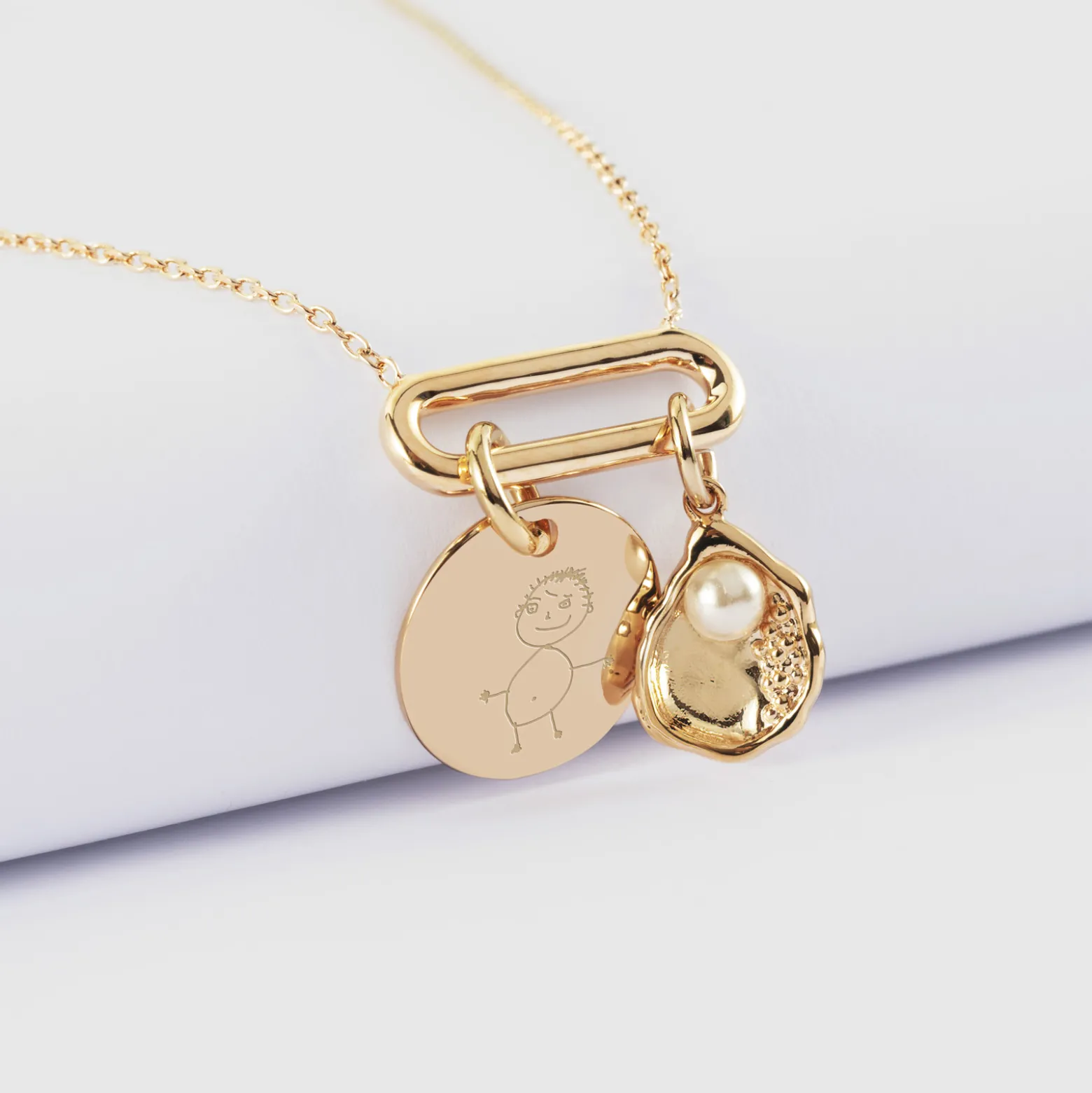 Collier chaîne ovale ouvert personnalisé médaille gravée plaqué or 15 mm et breloque coquillage perle blanche