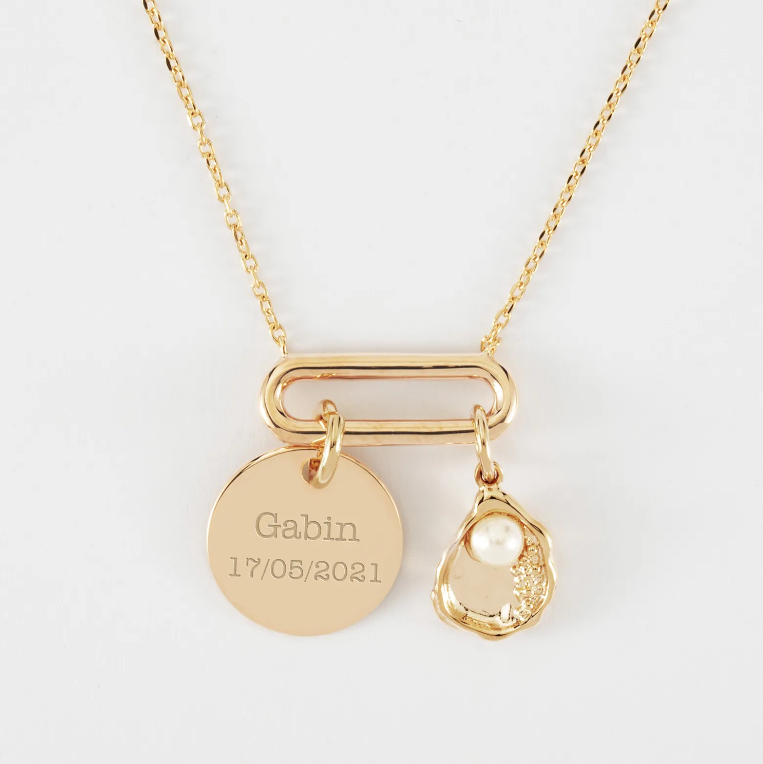 Collier chaîne ovale ouvert personnalisé médaille gravée plaqué or 15 mm et breloque coquillage perle blanche