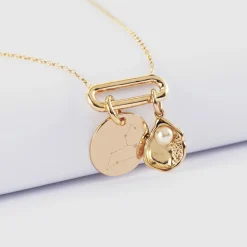 Collier chaîne ovale ouvert personnalisé médaille gravée plaqué or 15 mm et breloque coquillage perle blanche