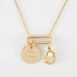 Collier chaîne ovale ouvert personnalisé médaille gravée plaqué or 15 mm et breloque coquillage perle blanche