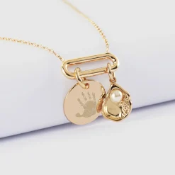 Collier chaîne ovale ouvert personnalisé médaille gravée plaqué or 15 mm et breloque coquillage perle blanche