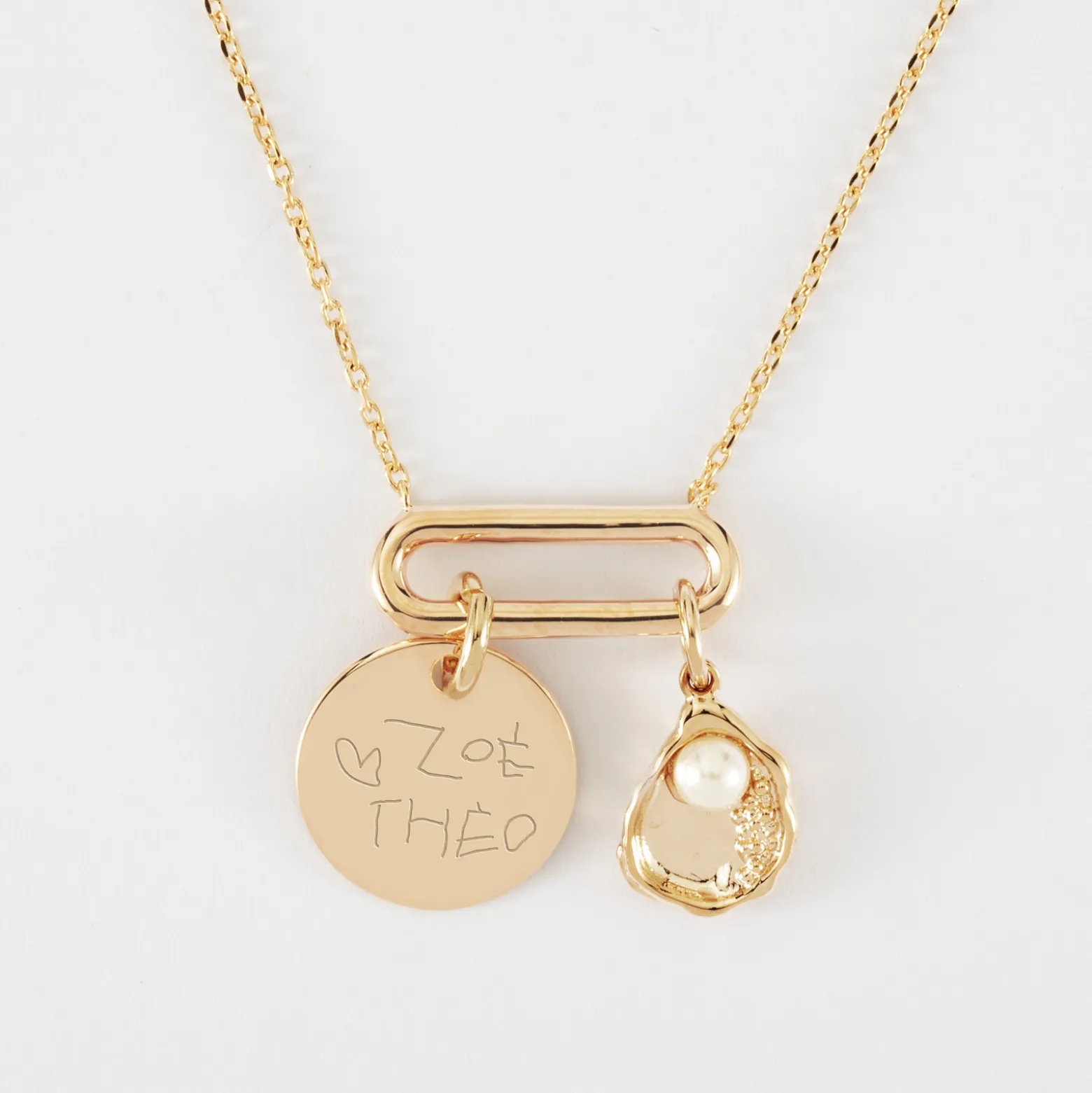 Collier chaîne ovale ouvert personnalisé médaille gravée plaqué or 15 mm et breloque coquillage perle blanche