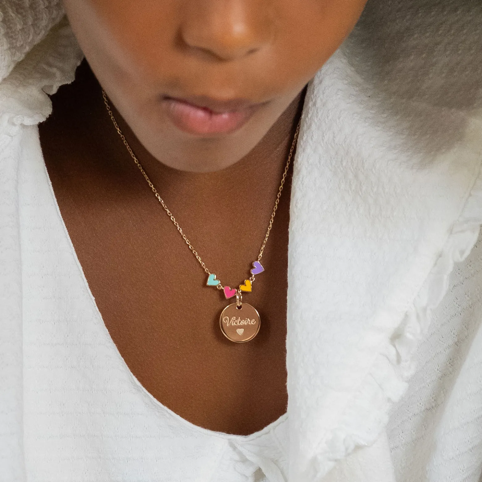 Collier enfant cœur email multicolore personnalisé médaille gravée plaqué or 15 mm