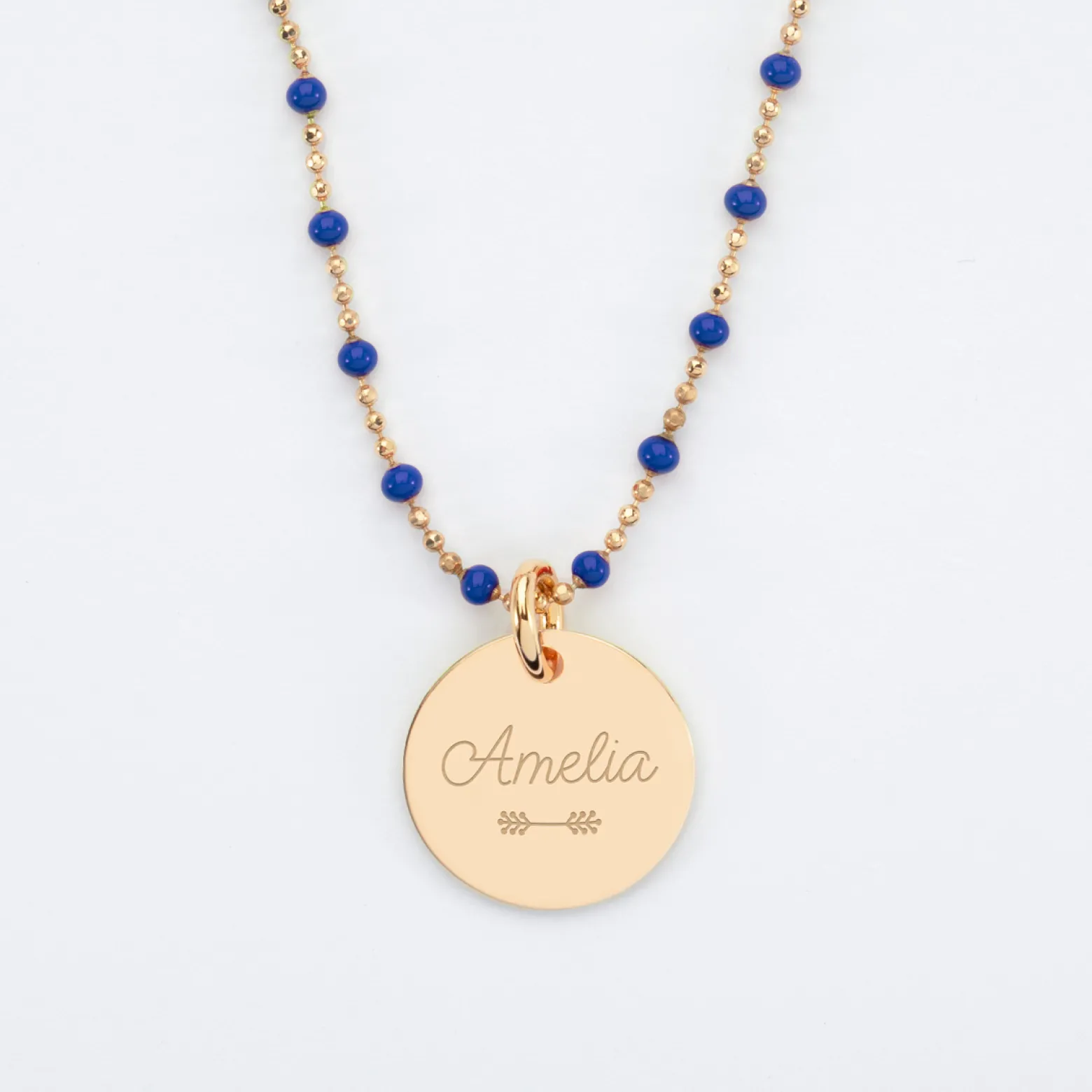Collier perles colorées personnalisé médaille gravée plaqué or 15 mm
