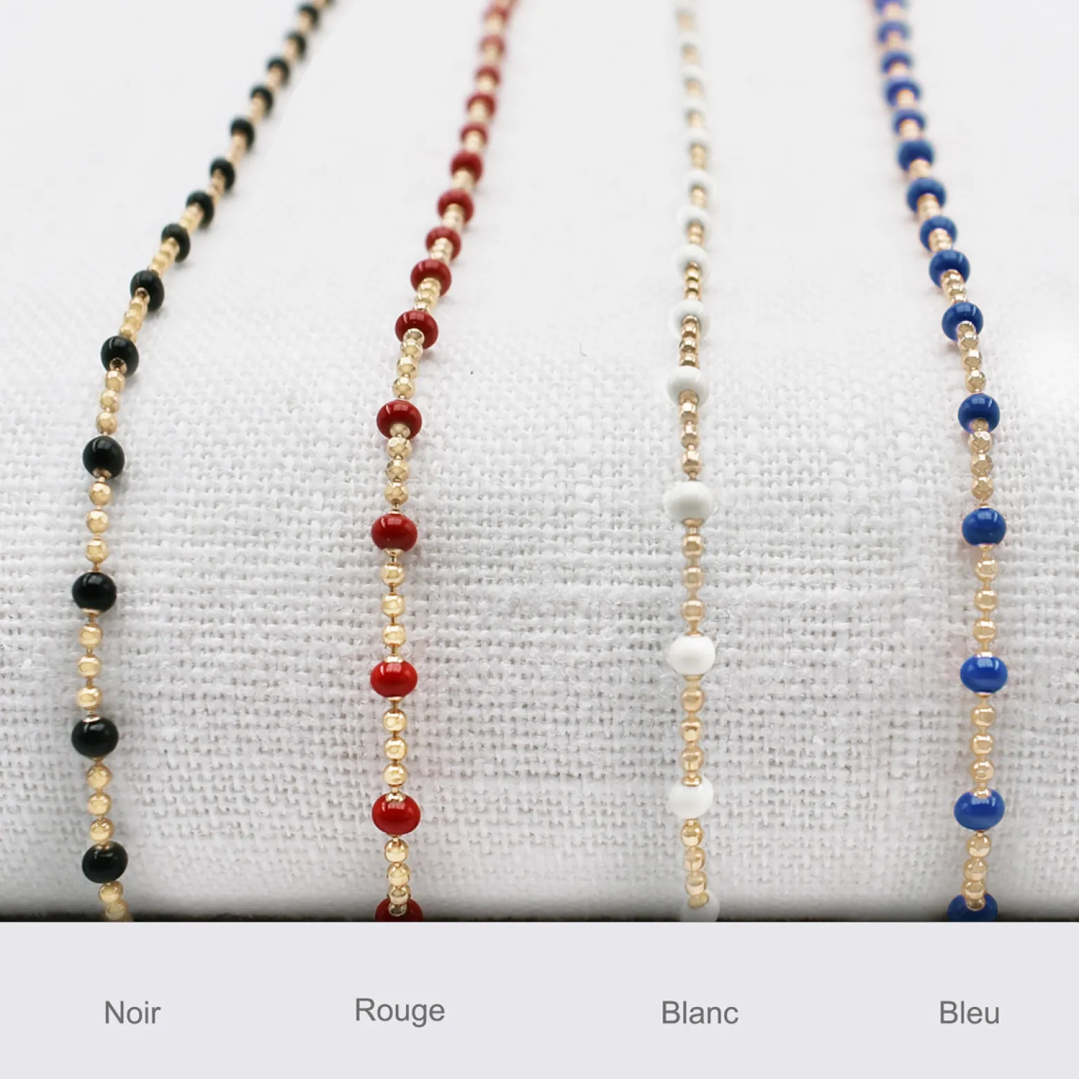 Collier perles colorées personnalisé médaille gravée plaqué or 15 mm