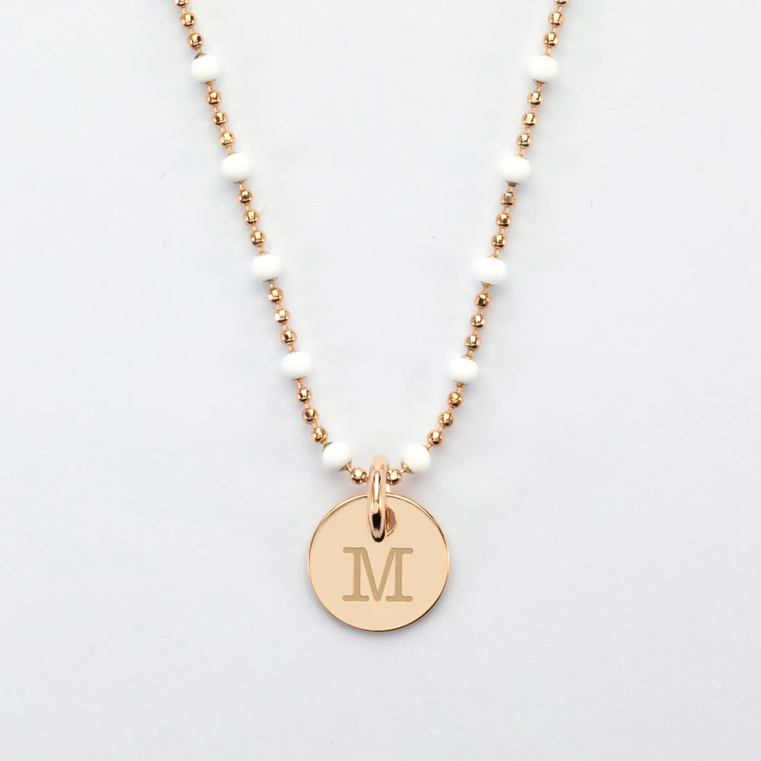 Collier perles colorées personnalisé médaille gravée plaqué or 10 mm