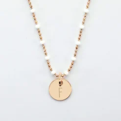 Collier perles colorées personnalisé médaille gravée plaqué or 10 mm