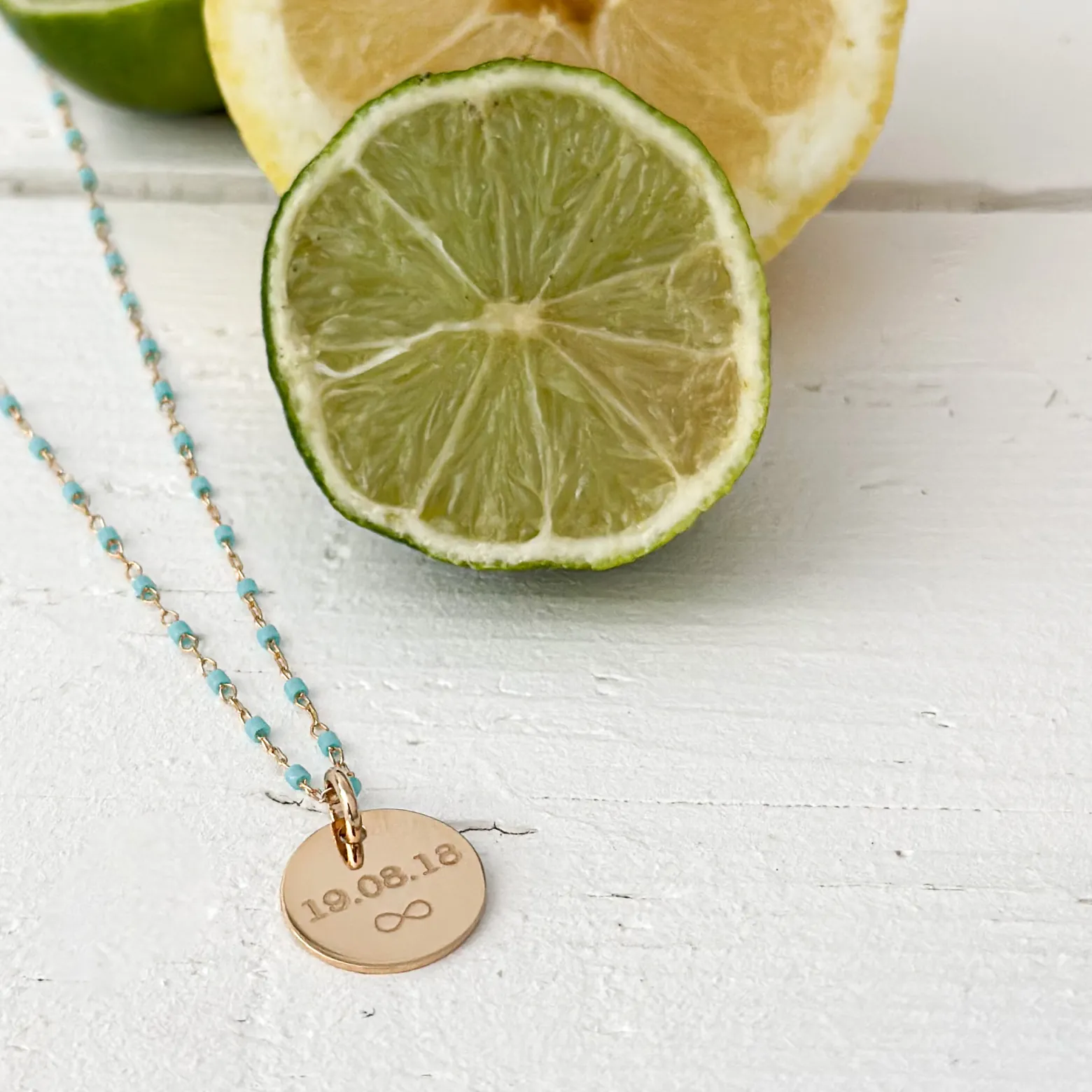 Collier perles Miyuki colorées personnalisé médaille gravée plaqué or 15 mm