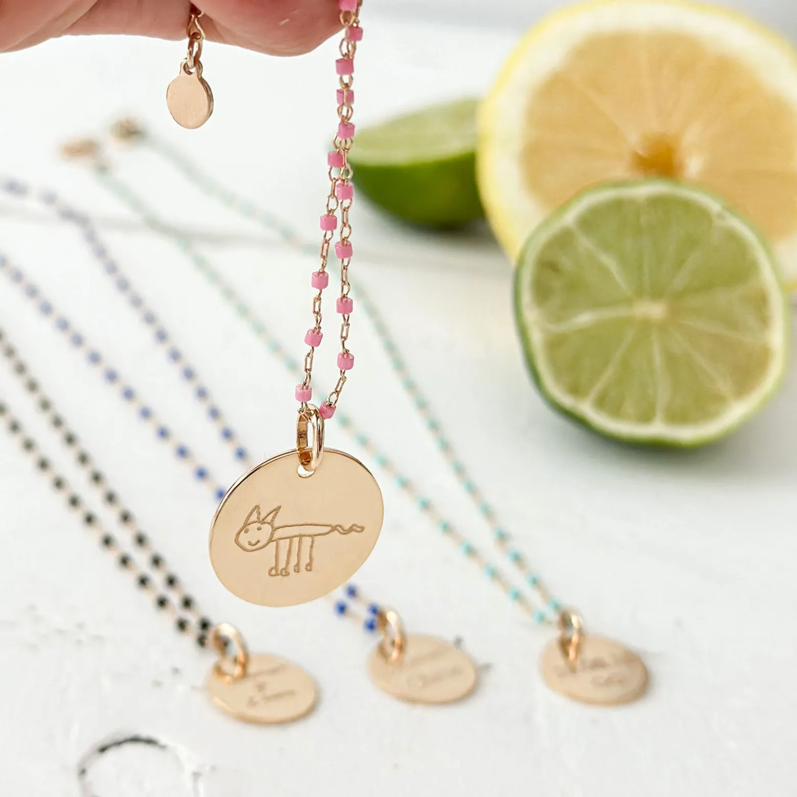 Collier perles Miyuki colorées personnalisé médaille gravée plaqué or 19 mm