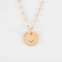 Collier perles Miyuki colorées personnalisé médaille gravée plaqué or coeur estampillé 15 mm - HappyBulle x Atelier Wagram