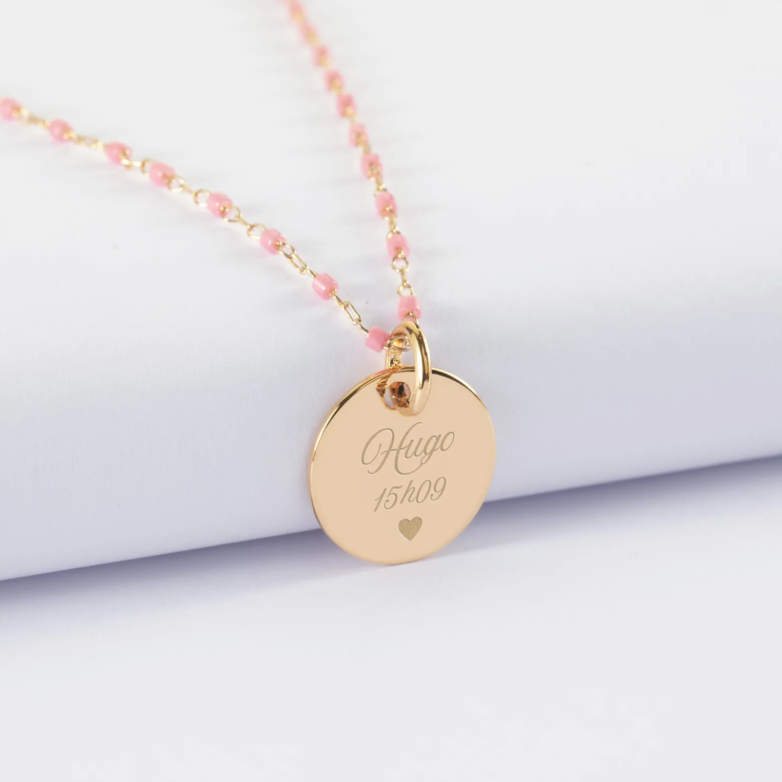 Collier perles Miyuki colorées personnalisé médaille gravée plaqué or coeur estampillé 15 mm - HappyBulle x Atelier Wagram