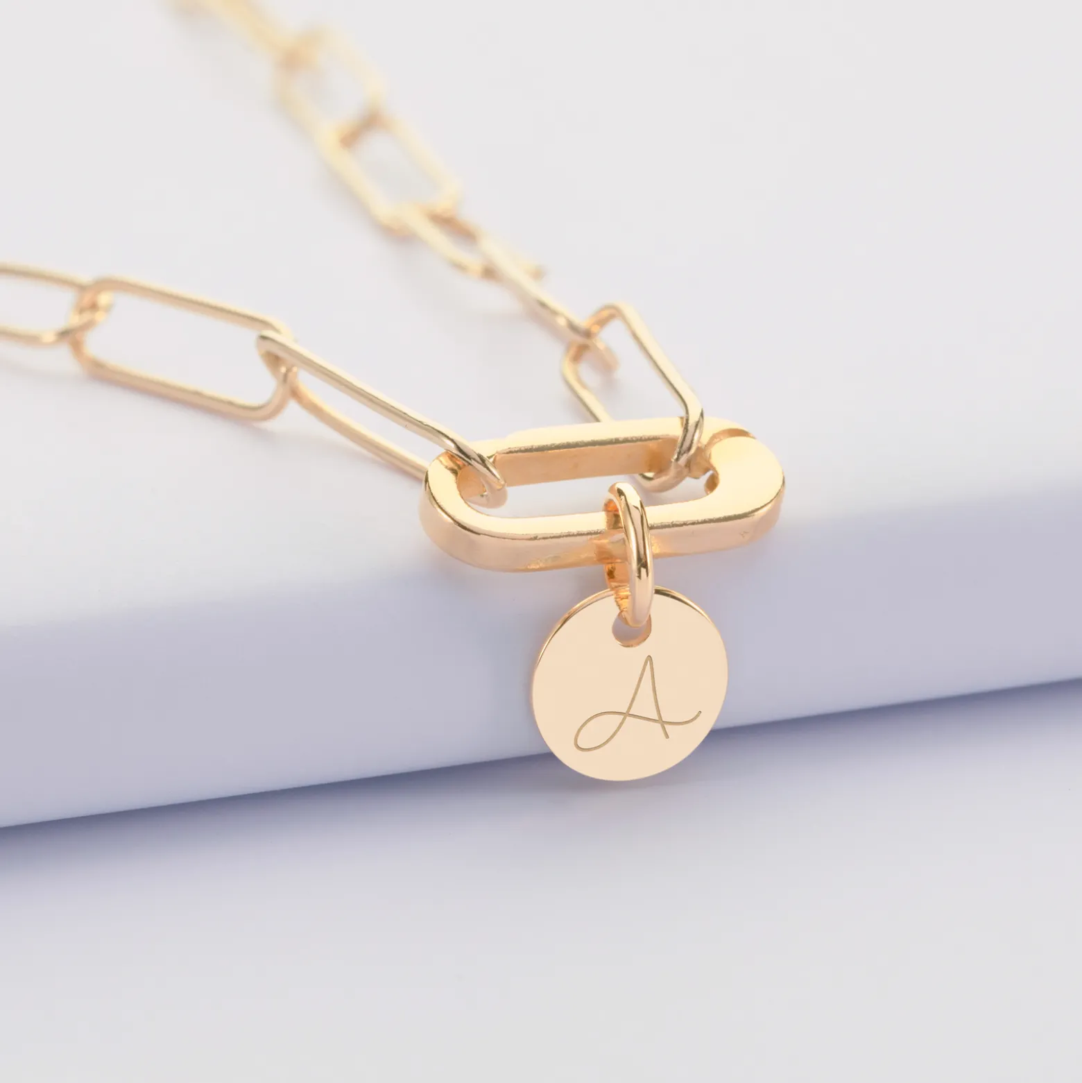 Collier personnalisé grandes mailles mousqueton médaille gravée plaqué or 10 mm