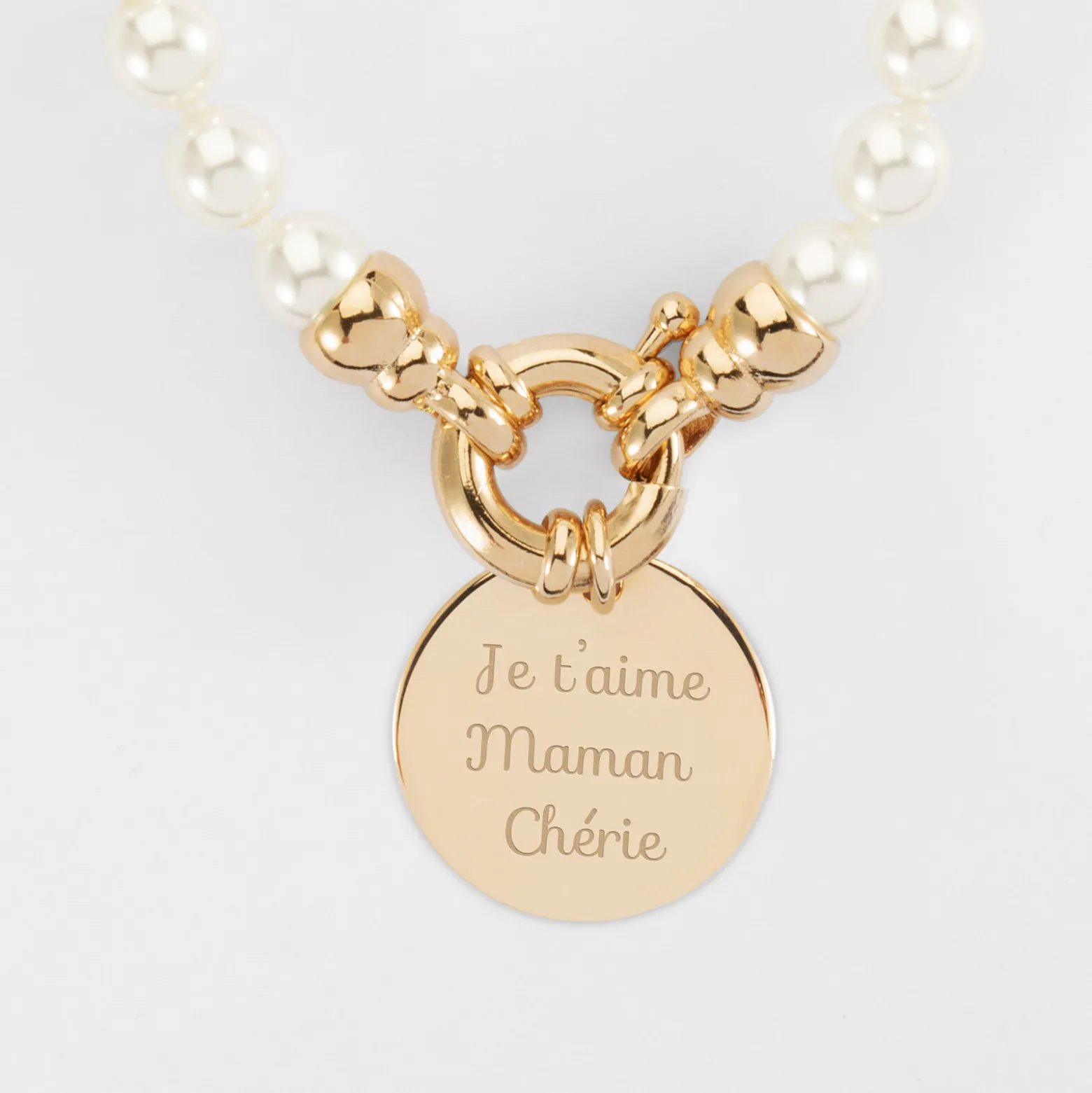 Collier personnalisé perles de Majorque fermoir marin médaille gravée plaqué or 19 mm