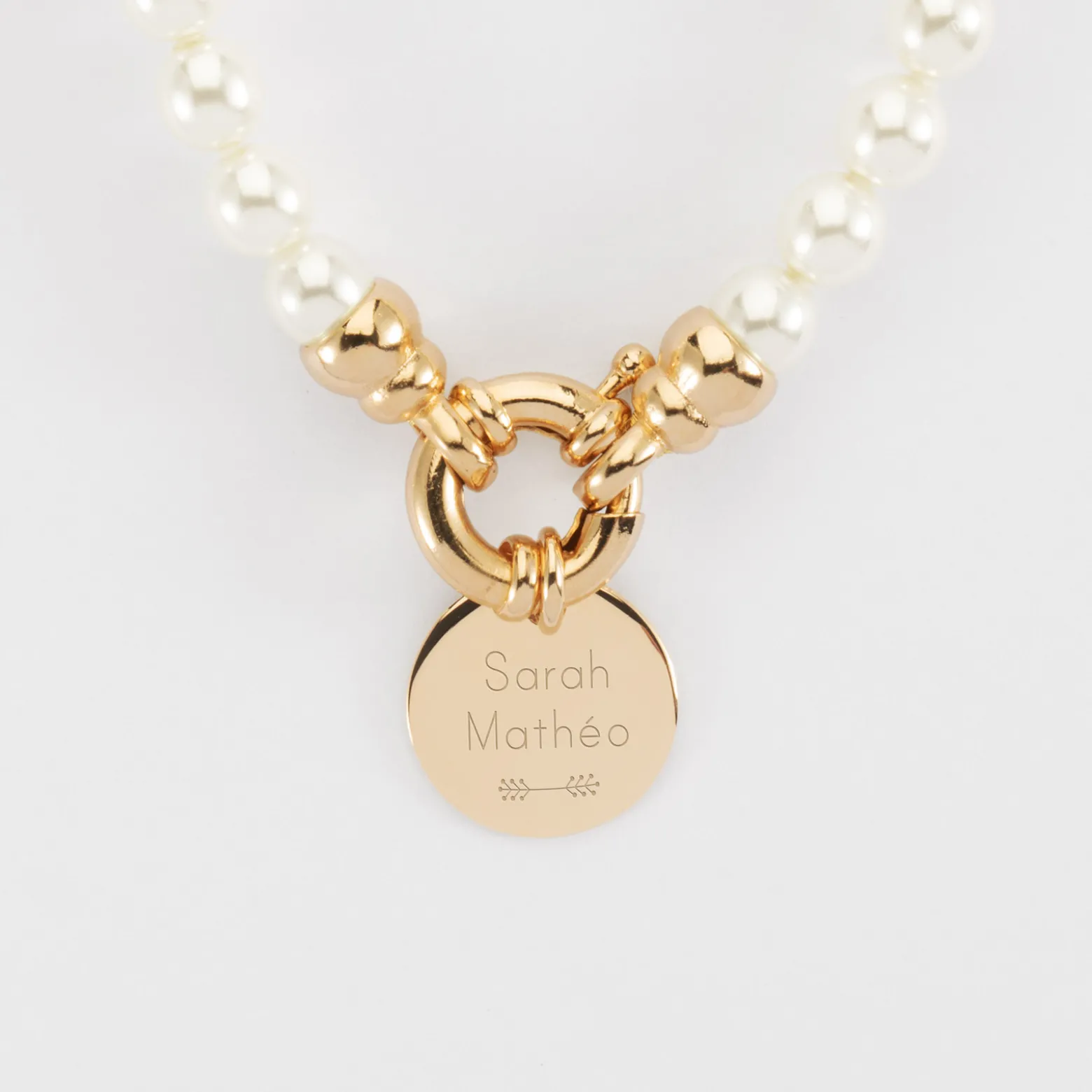 Collier personnalisé perles de Majorque fermoir marin médaille gravée plaqué or 15 mm