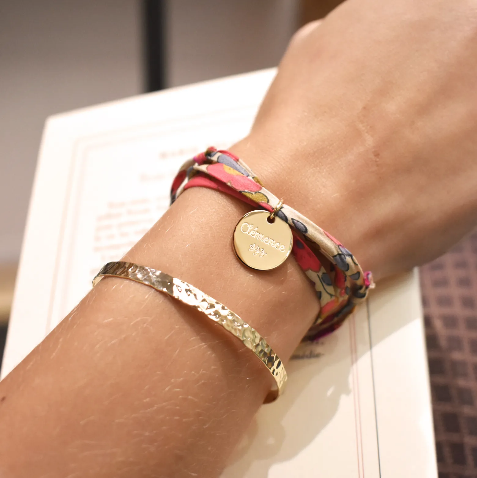 Duo bracelets personnalisés Jonc plat martelé et Liberty 3 tours médaille gravée plaqué or 15 mm