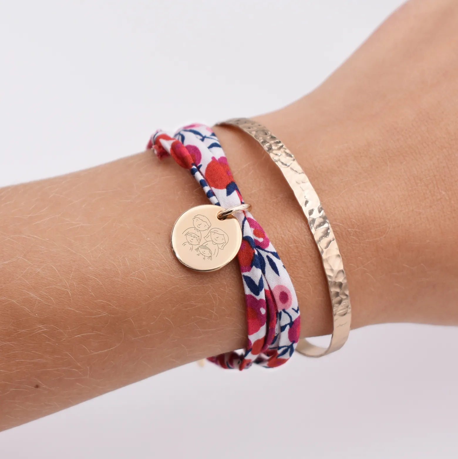 Duo bracelets personnalisés Jonc plat martelé et Liberty 3 tours médaille gravée plaqué or 15 mm