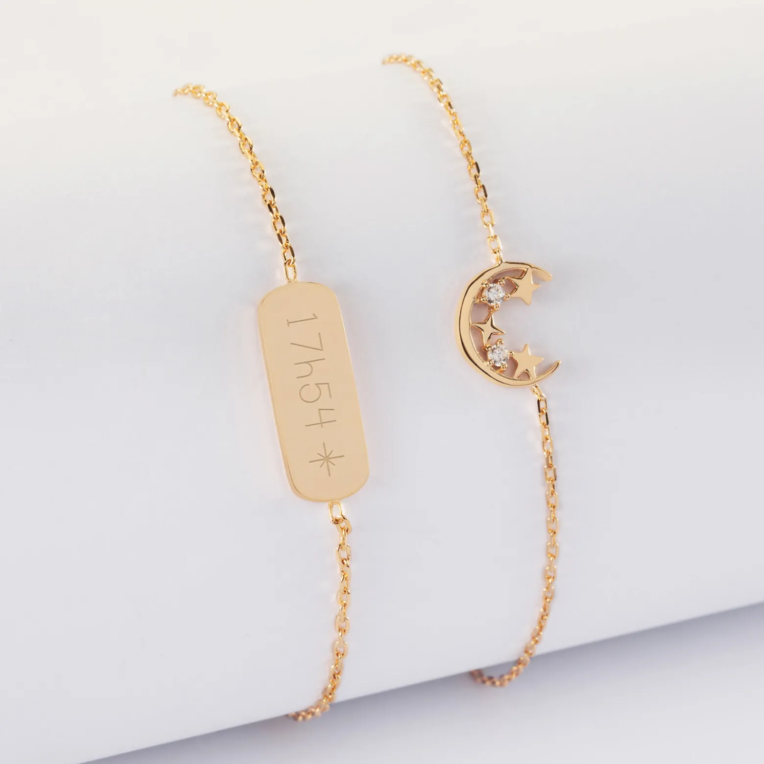 Duo bracelets personnalisés chaine lune scintillante et médaille gravée plaqué or plaque 20x8 mm - HappyBulle x Capucine