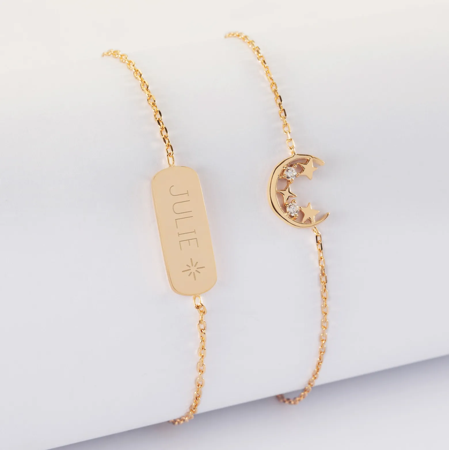 Duo bracelets personnalisés chaine lune scintillante et médaille gravée plaqué or plaque 20x8 mm - HappyBulle x Capucine