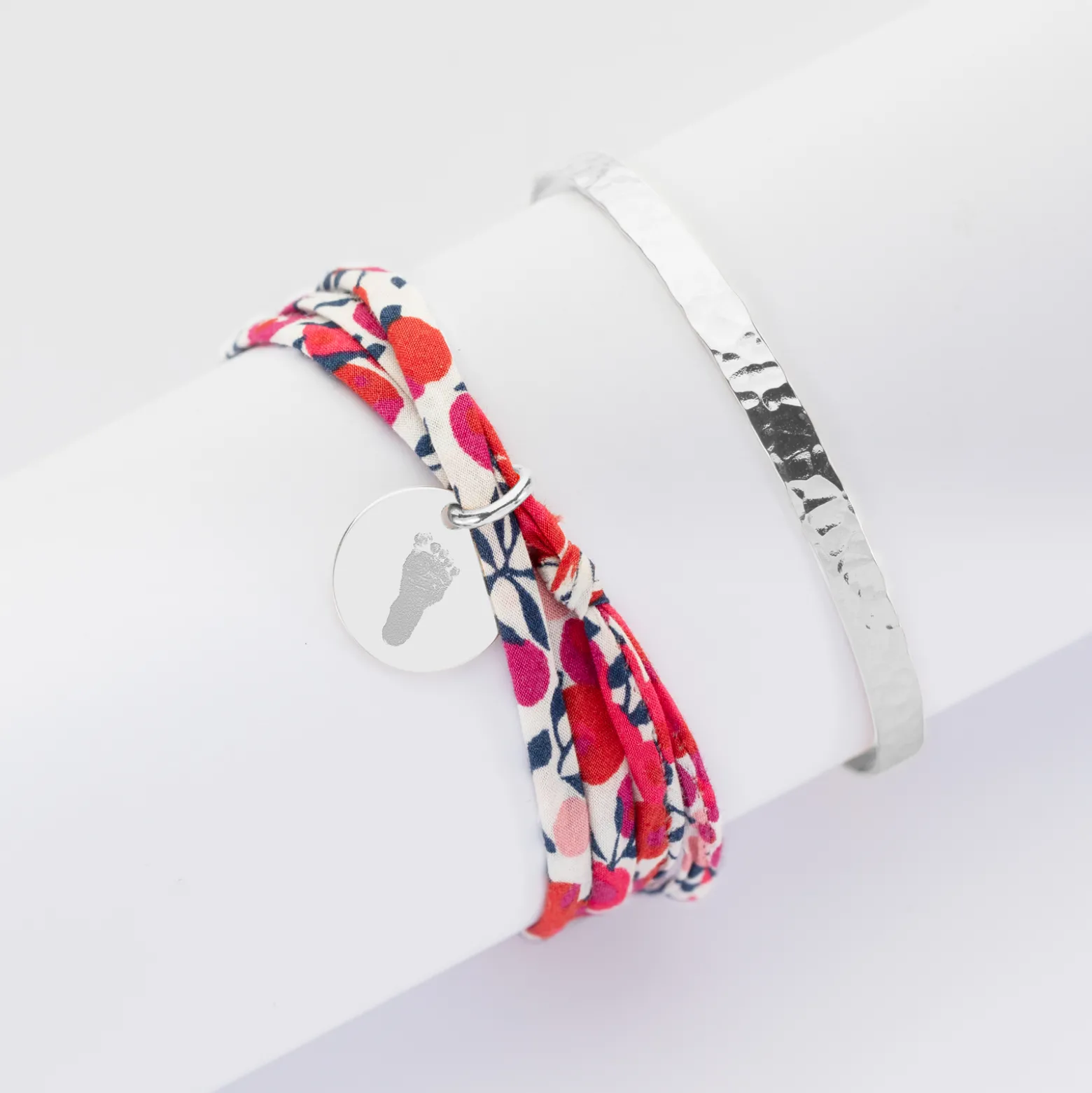 Duo bracelets personnalisés Jonc plat martelé et Liberty 3 tours médaille gravée argent 15 mm